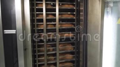 很多现成的新鲜面包在面包店的面包房烤箱里。 做面包生意。 谷物新鲜面包，种子